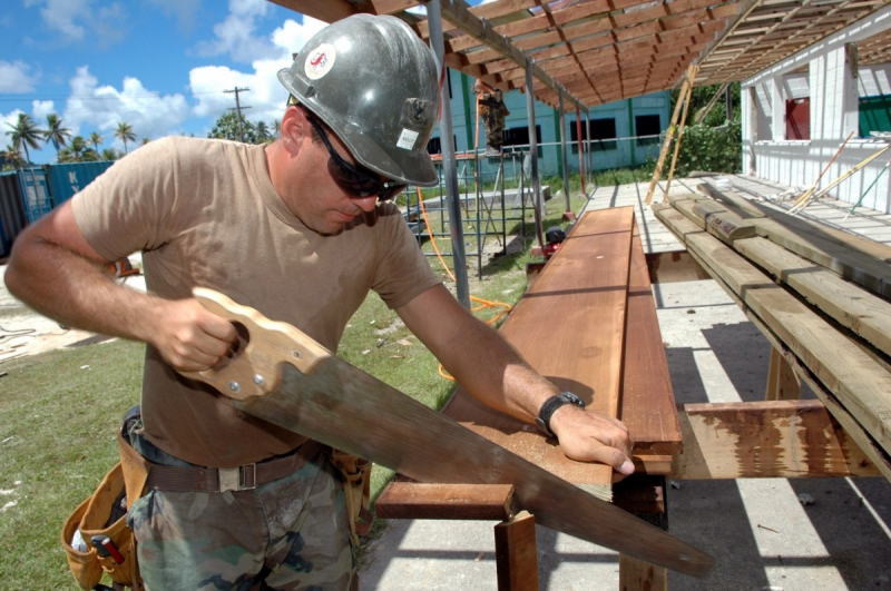 ebeniste-MARIE-min_worker_construction_building_carpenter_male_job_build_helmet-893290